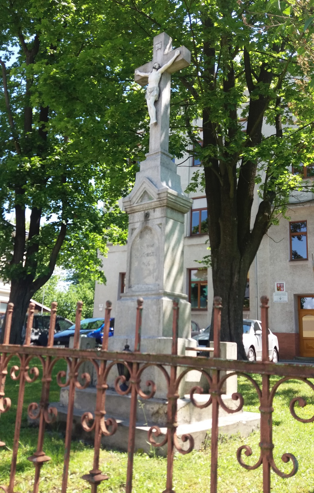 Kamenný krucifix z roku 1926 (Fryštát, ul. Karola Śliwky)