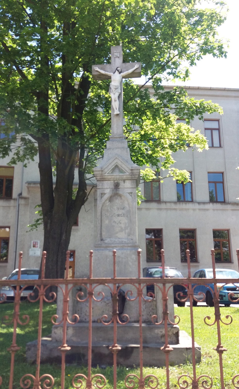 Kamenný krucifix z roku 1926 (Fryštát, ul. Karola Śliwky)
