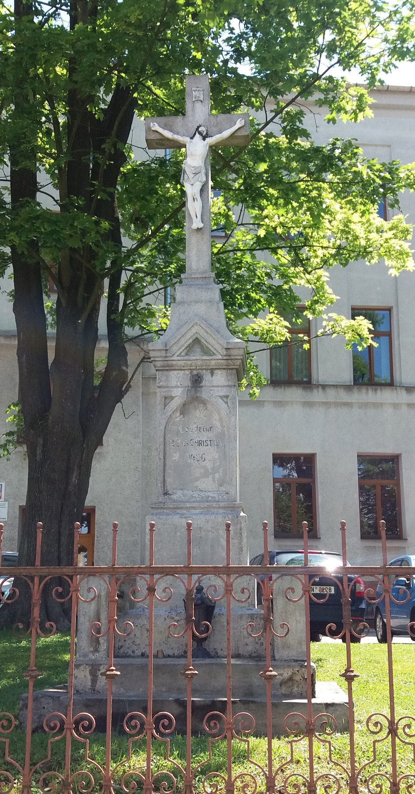 Kamenný krucifix z roku 1926 (Fryštát, ul. Karola Śliwky)
