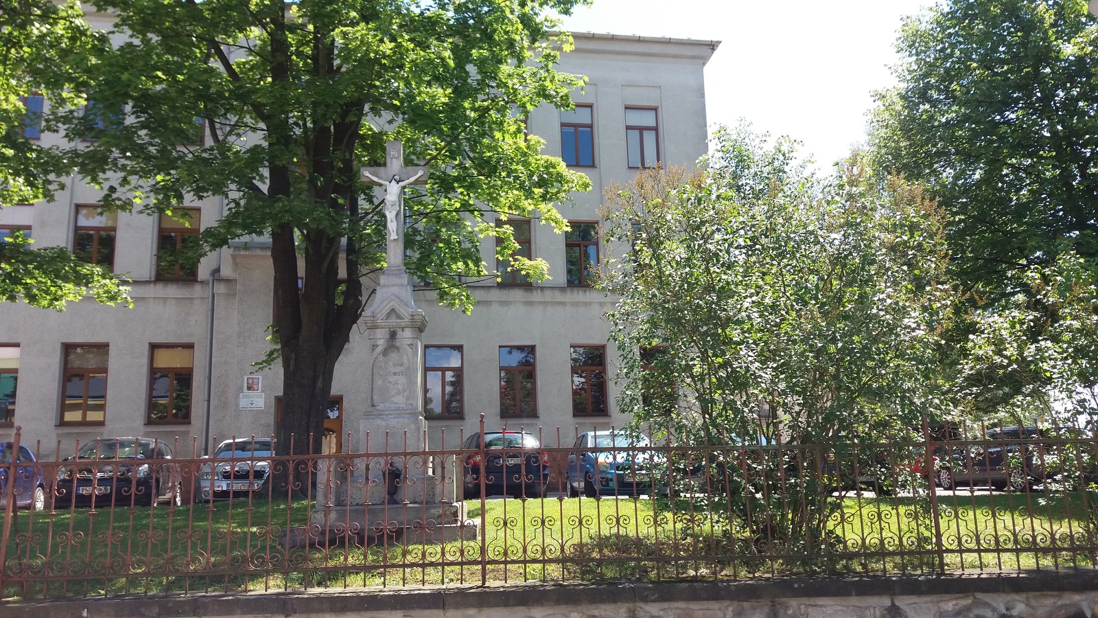 Kamenný krucifix z roku 1926 (Fryštát, ul. Karola Śliwky)