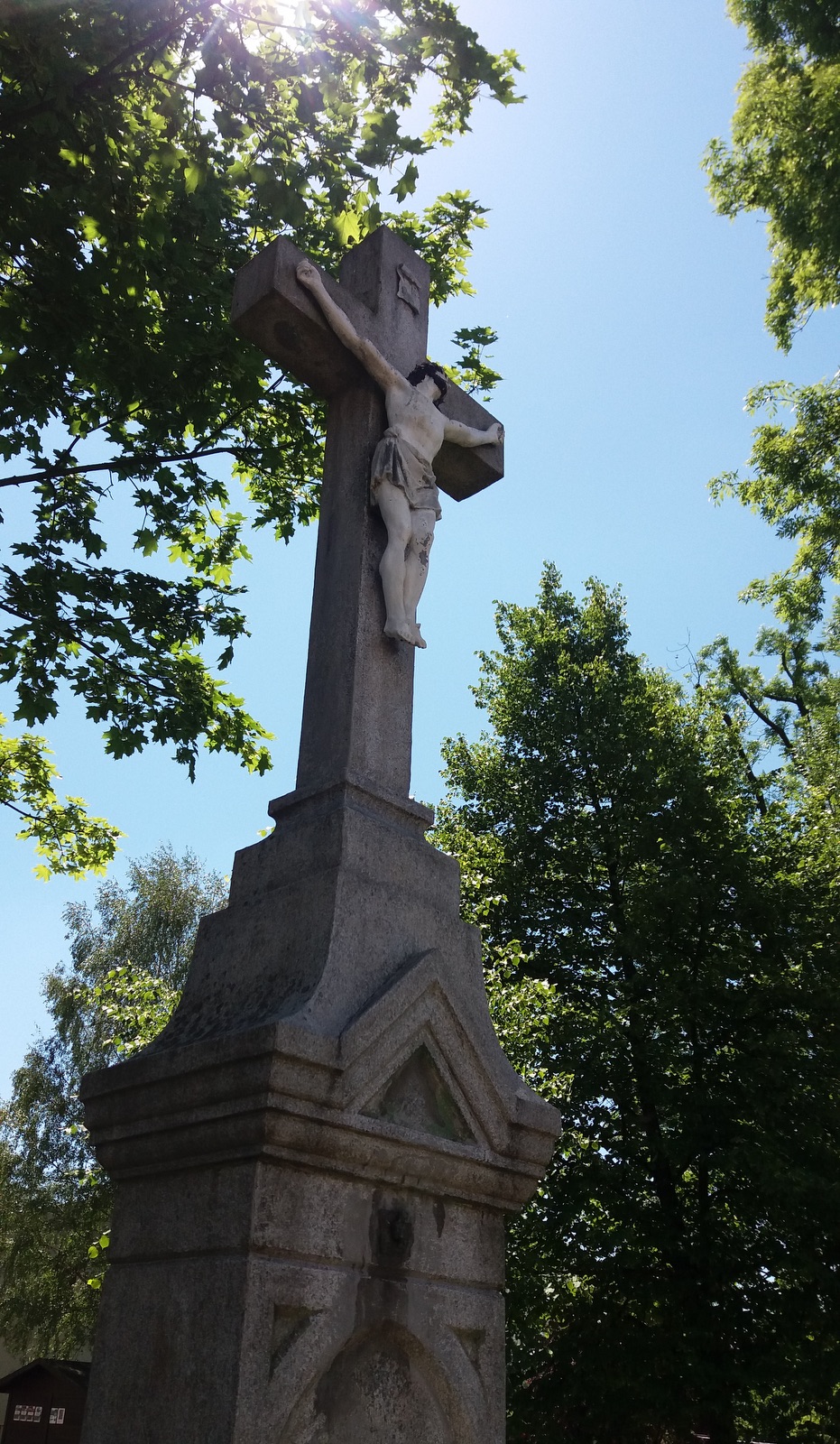 Kamenný krucifix z roku 1926 (Fryštát, ul. Karola Śliwky)