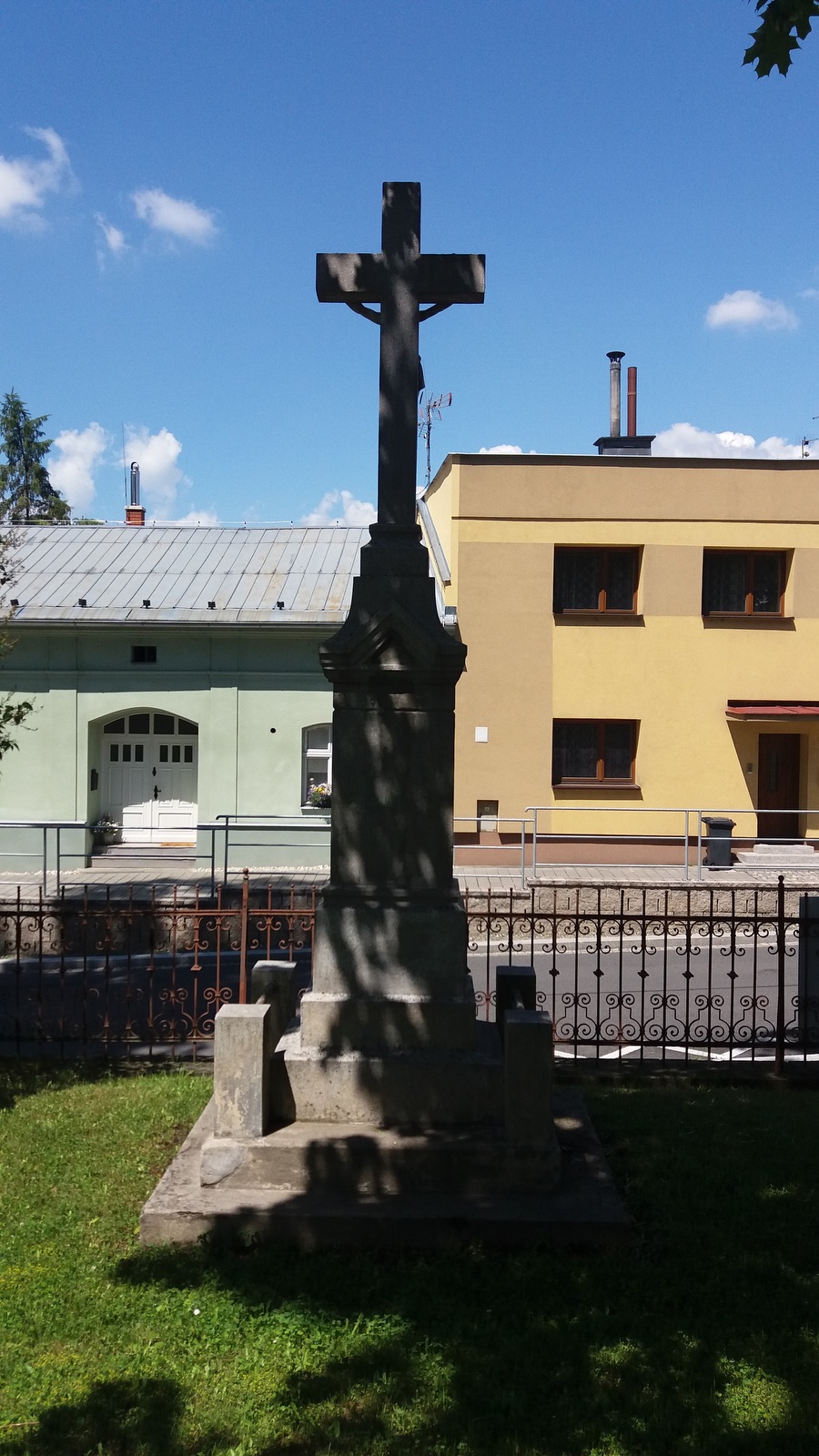 Kamenný krucifix z roku 1926 (Fryštát, ul. Karola Śliwky)
