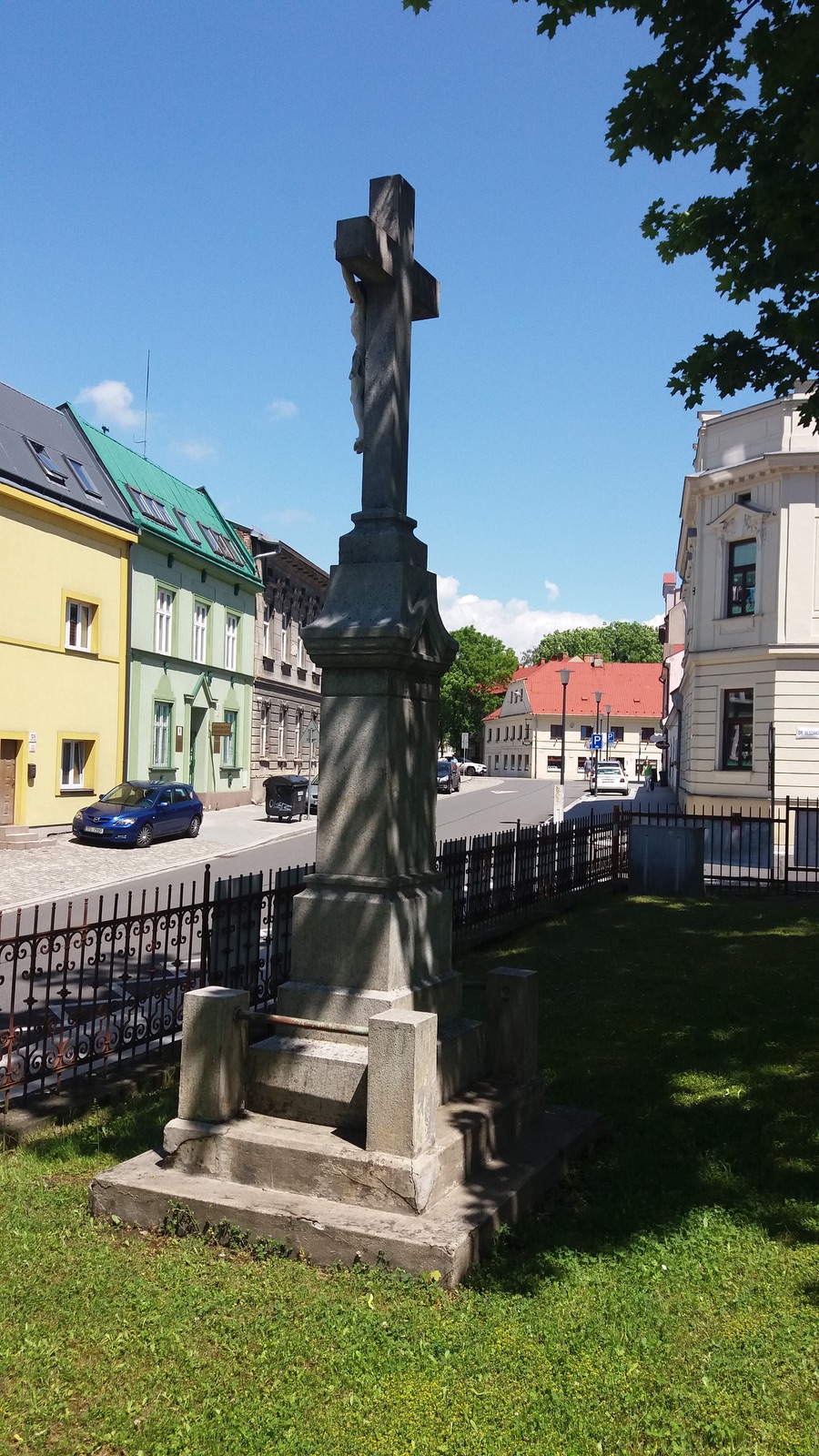 Kamenný krucifix z roku 1926 (Fryštát, ul. Karola Śliwky)