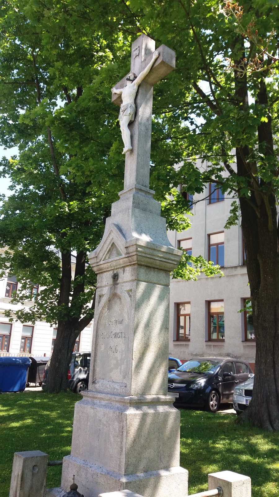 Kamenný krucifix z roku 1926 (Fryštát, ul. Karola Śliwky)