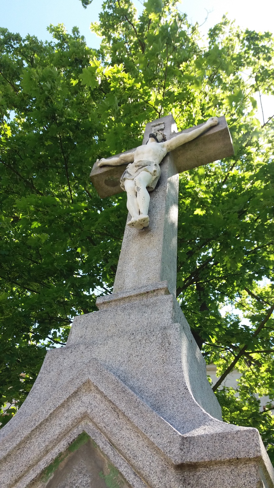 Kamenný krucifix z roku 1926 (Fryštát, ul. Karola Śliwky)