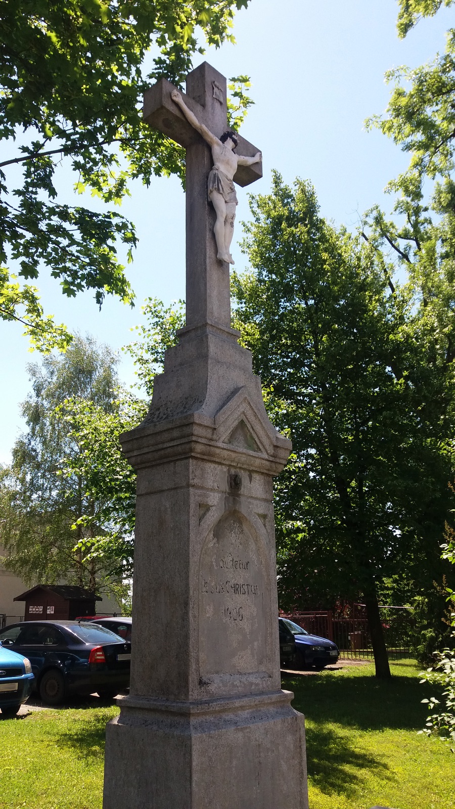 Kamenný krucifix z roku 1926 (Fryštát, ul. Karola Śliwky)