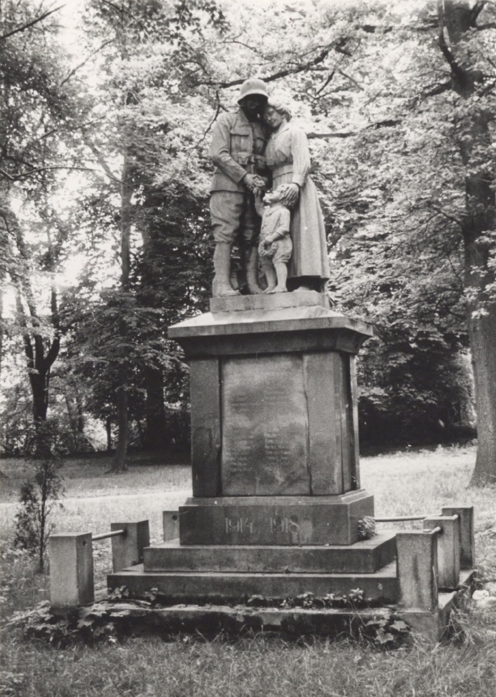 Pomník padlým občanům města v 1. světové válce ve Fryštátě. (Fotografie z publikace Katalog památek města Karviné, 2. díl)