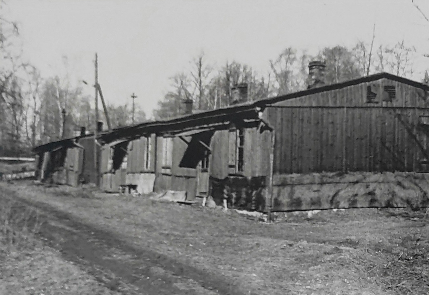 Brigádnický domov 206, ul. U Rybníka, nouz. čp. 93, 94 (S laskavým svolením p. Jana Polakoviče, ze soukromé sbírky)