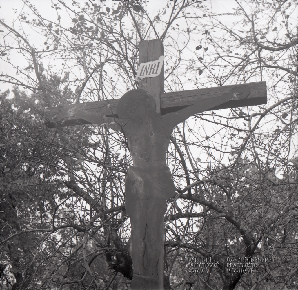 Dřevěný kříž na Křístkovce (Zdroj: Národní památkový ústav, územní odborné pracoviště v Ostravě. Autor fotografie: Lánská. Datum pořízení: 1993. Číslo snímku: A 117590)