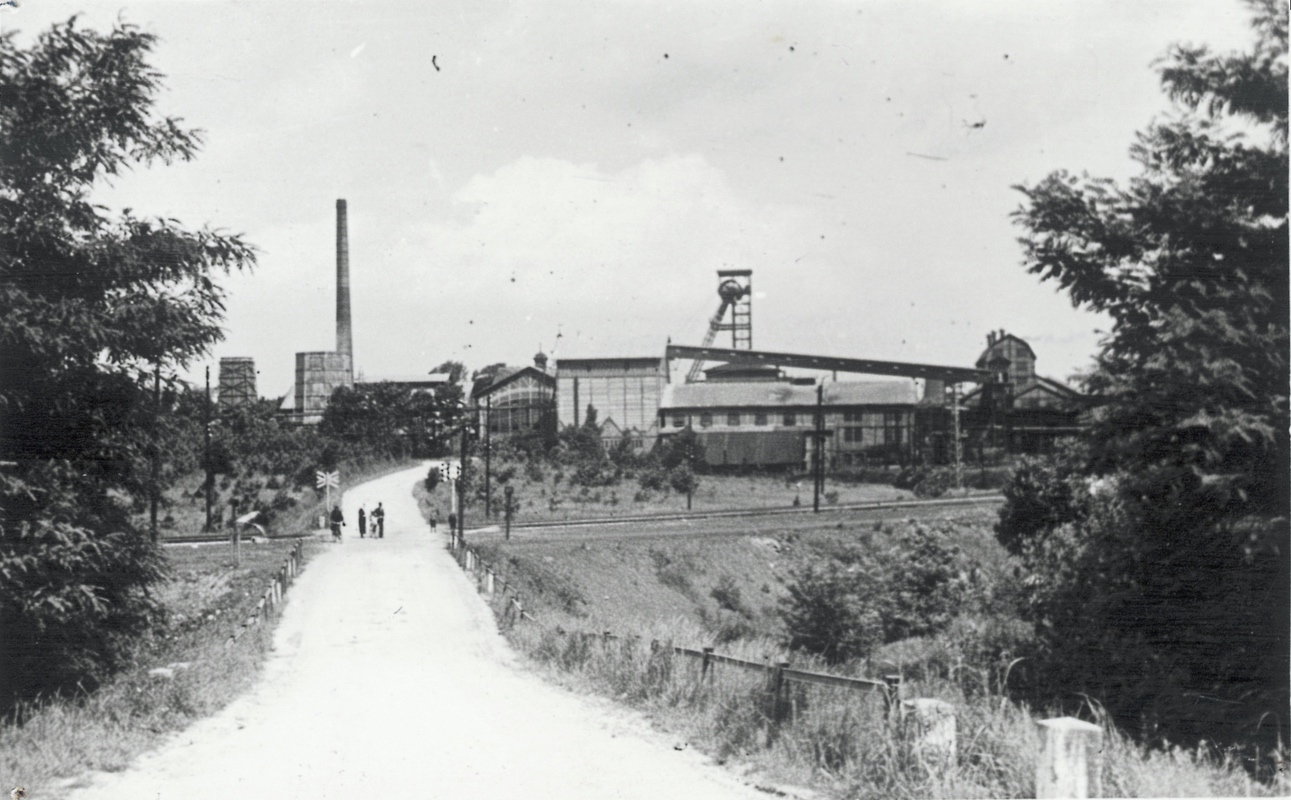 Pohled z příjezdové silnice na jámu Barbora (1935)