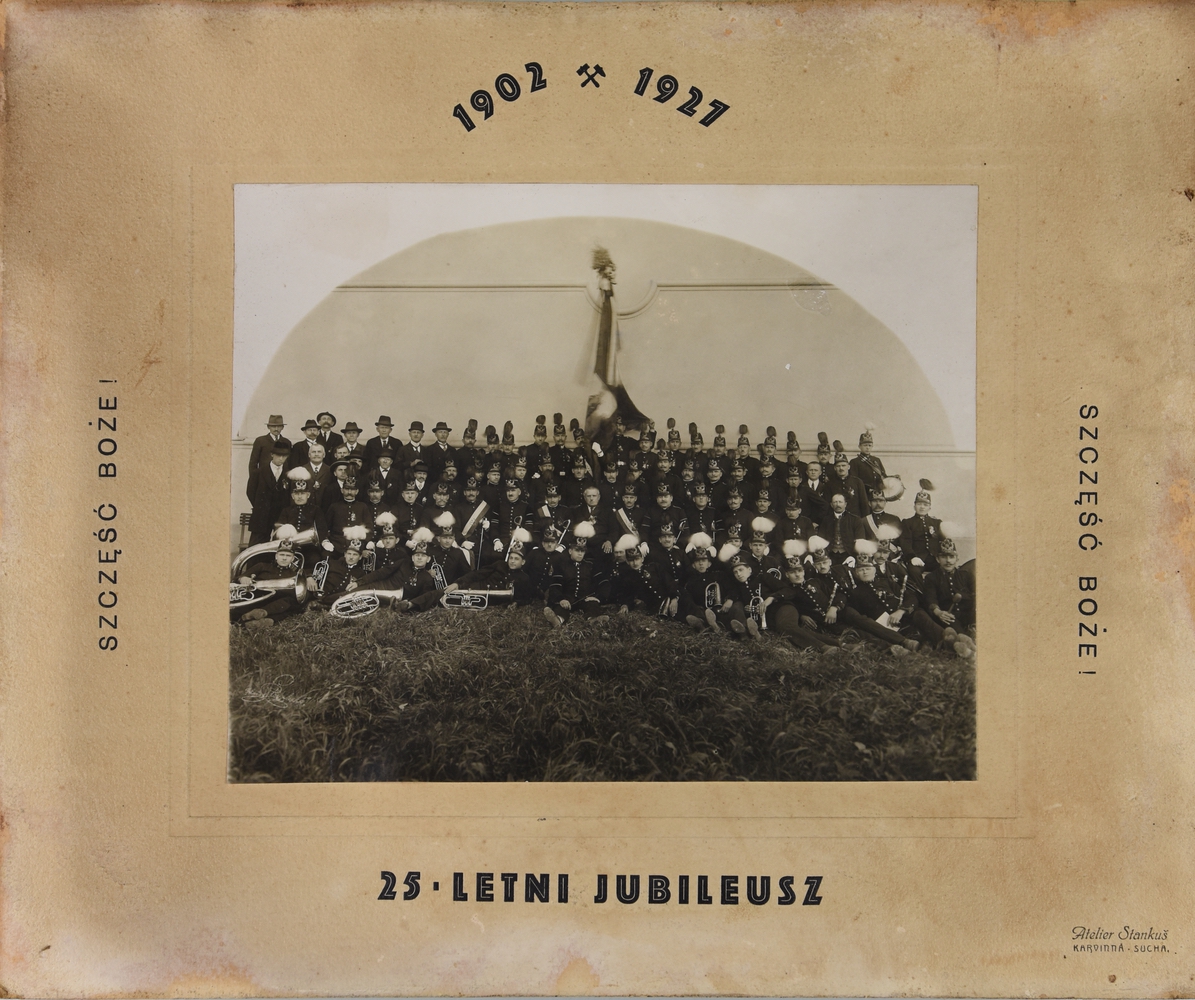 Skupinová fotografie Kroužku krojovaných horníků dolu Gabriela z roku 1927, u příležitosti 25. výročí založení spolku (s laskavým svolením p. R. Kravčíka, ze soukromé sbírky)