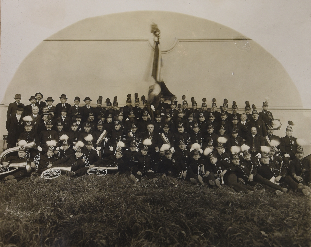 Skupinová fotografie Kroužku krojovaných horníků dolu Gabriela z roku 1927, u příležitosti 25. výročí založení spolku (s laskavým svolením p. R. Kravčíka, ze soukromé sbírky)