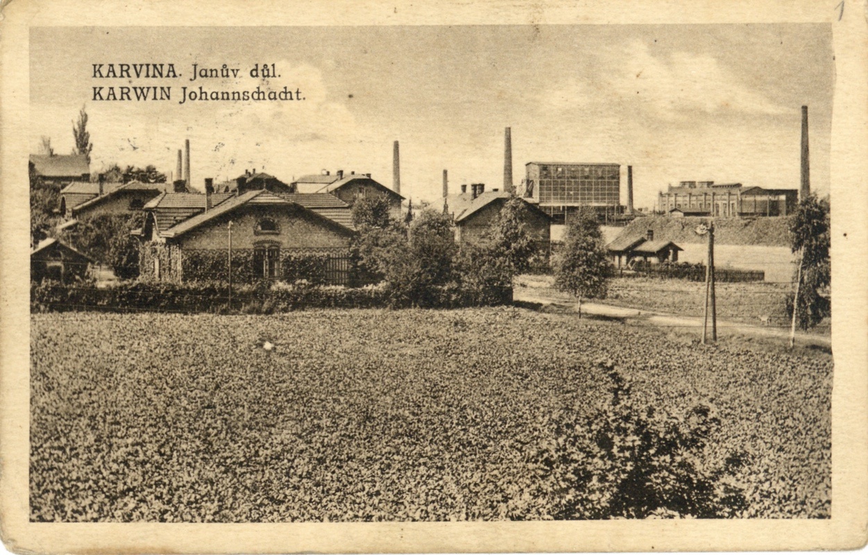 Pohlednice se záběrem na Úřednickou osadu (zleva domy čp. 529, 690, 691, 1000 a 1106). V pozadí Koksovna u dolu Jan