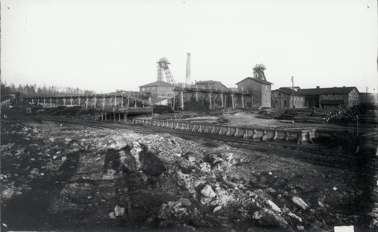 Důl Jindřich. Těžní jáma byla založena v roce 1856. V roce 1951 byla sloučena do Velkodolu ČSA.