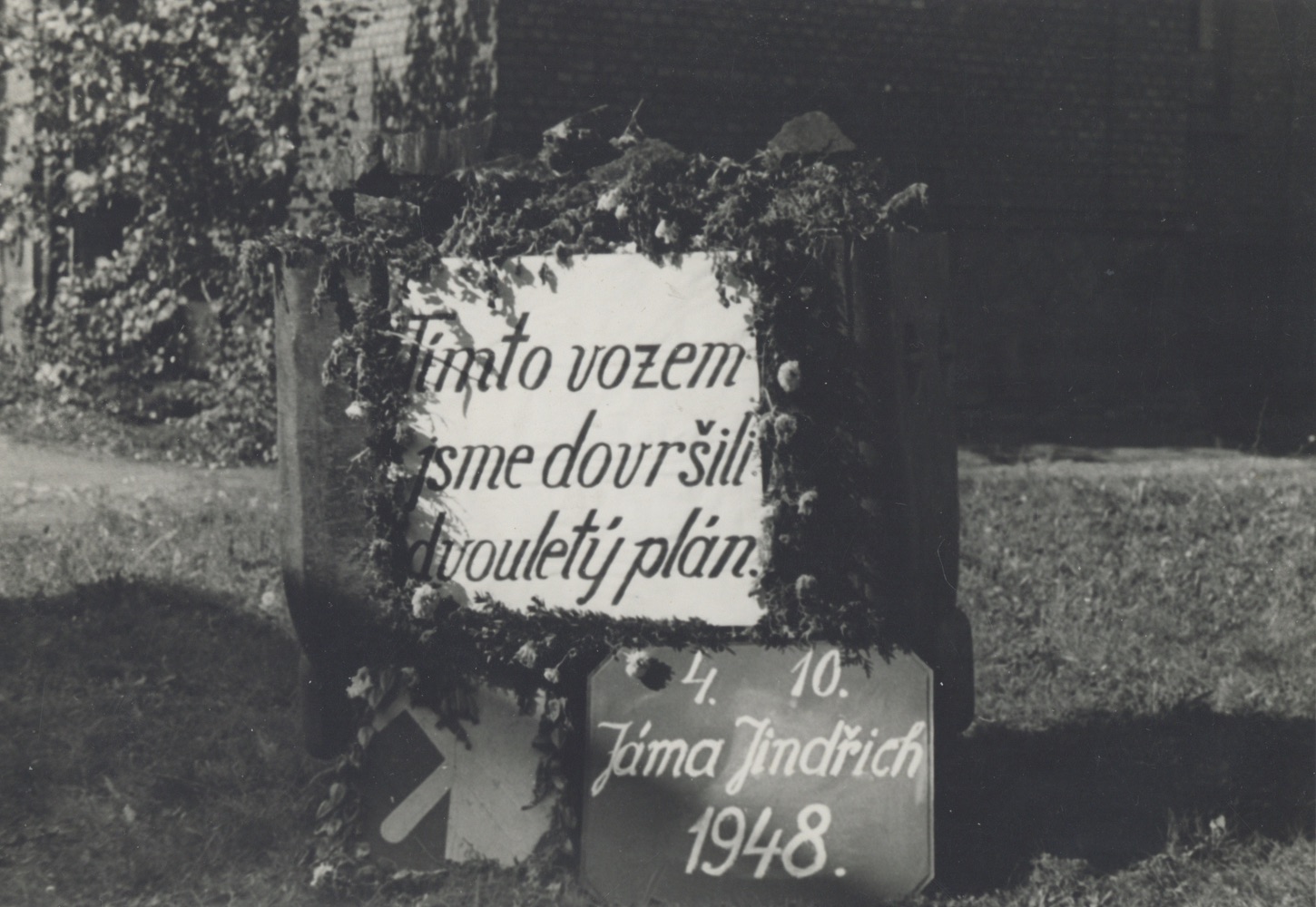 Důl Jindřich: splnění dvouletého plánu v roce 1948 (se svolením p. Osvalda Wytrzense, ze soukromé sbírky)