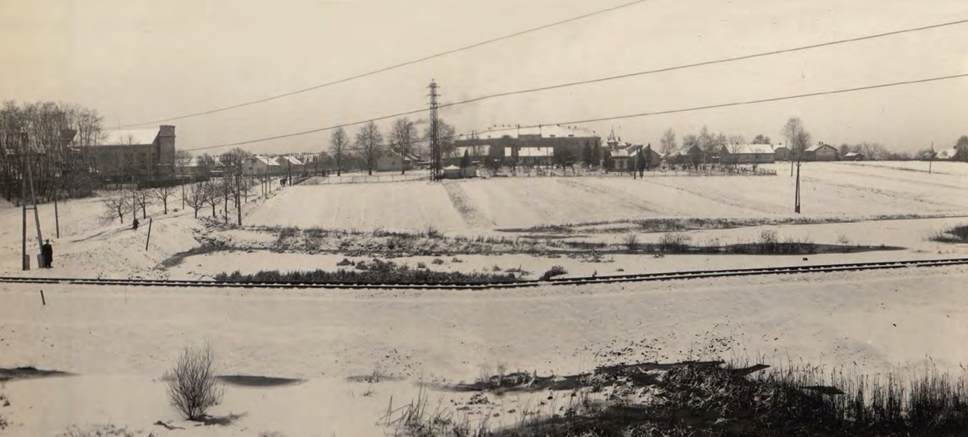 Uprostřed snímku evangelický hřbitov s kaplí, vlevo výdušná jáma dolu Hohenegger a v pozadí škola na Novém Jorku (přibližně 1950)