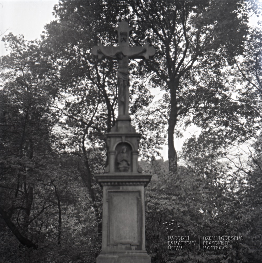 Kamenný kříž z roku 1894 u kostela sv. Jindřicha (Zdroj: Národní památkový ústav, územní odborné pracoviště v Ostravě. Autor fotografie: Svátková. Datum pořízení: září 1965. Číslo snímku: A 7949)