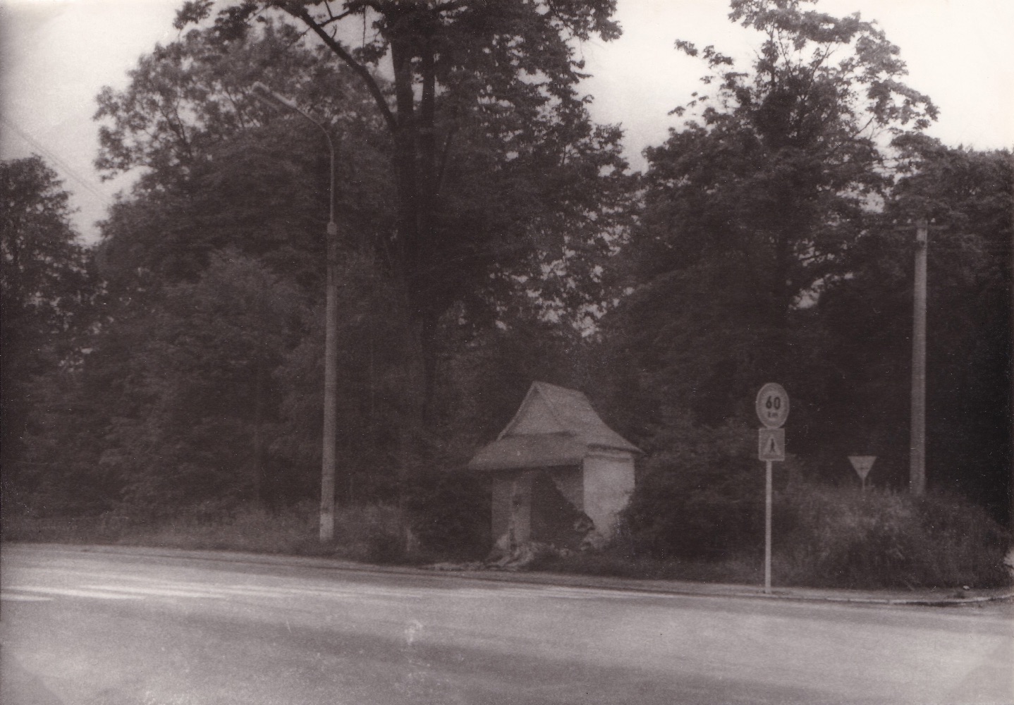 Pobořená kaple sv. Jana Nepomuckého po nehodě z 8. června 1975 (S laskavým svolením p. Jana Polakoviče, ze sbírky po p. Jindřichu Wernerovi)