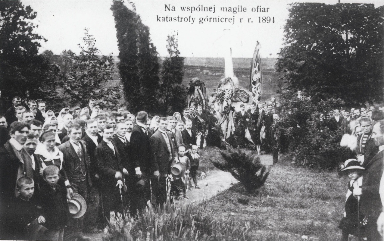 Pietní shromáždění na místě budoucí kaple připomínající oběti důlní katastrofy z roku 1894.