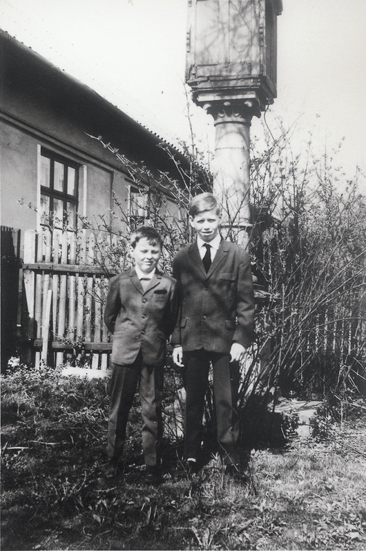 Chlapci před kapličkou u domu čp. 385 v roce 1970