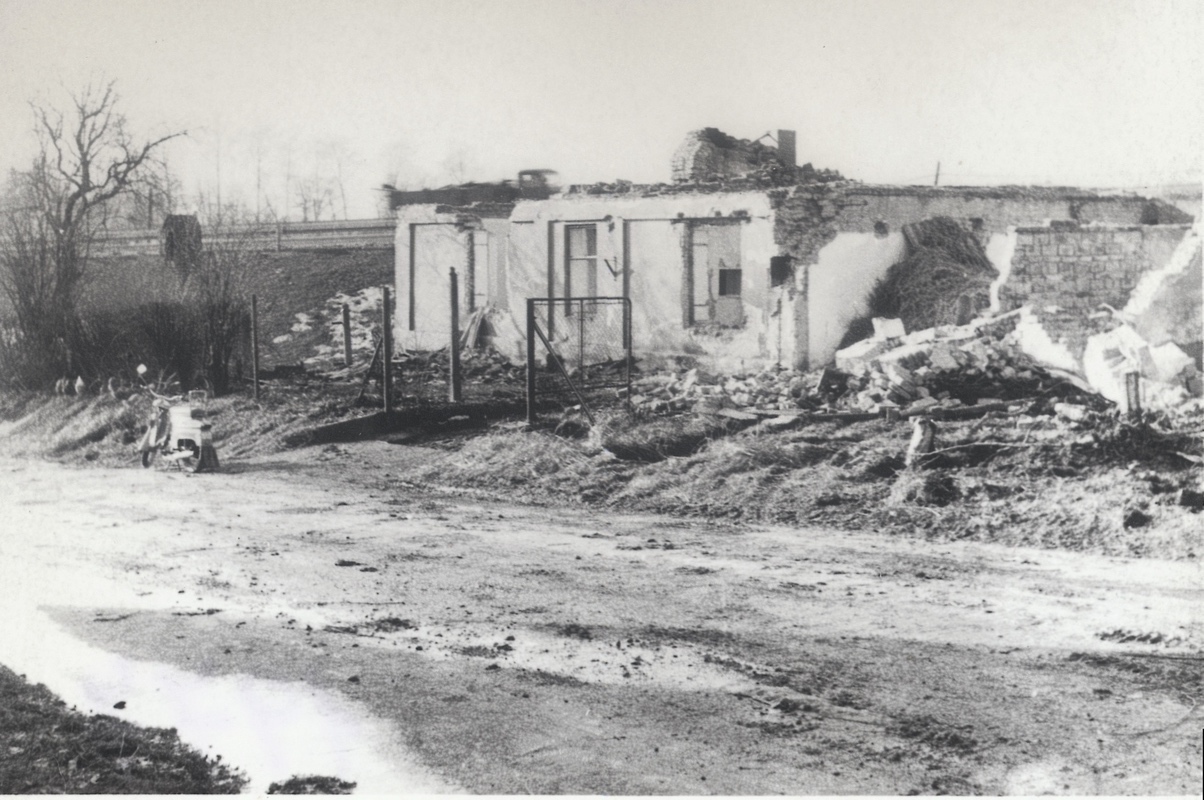 Ruiny domu čp. 385 s kapličkou v roce 1977