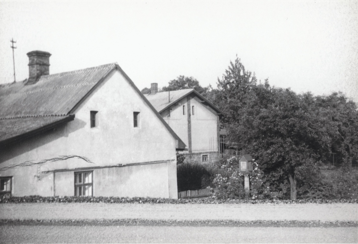 Dům čp. 385 s kapličkou v roce 1976