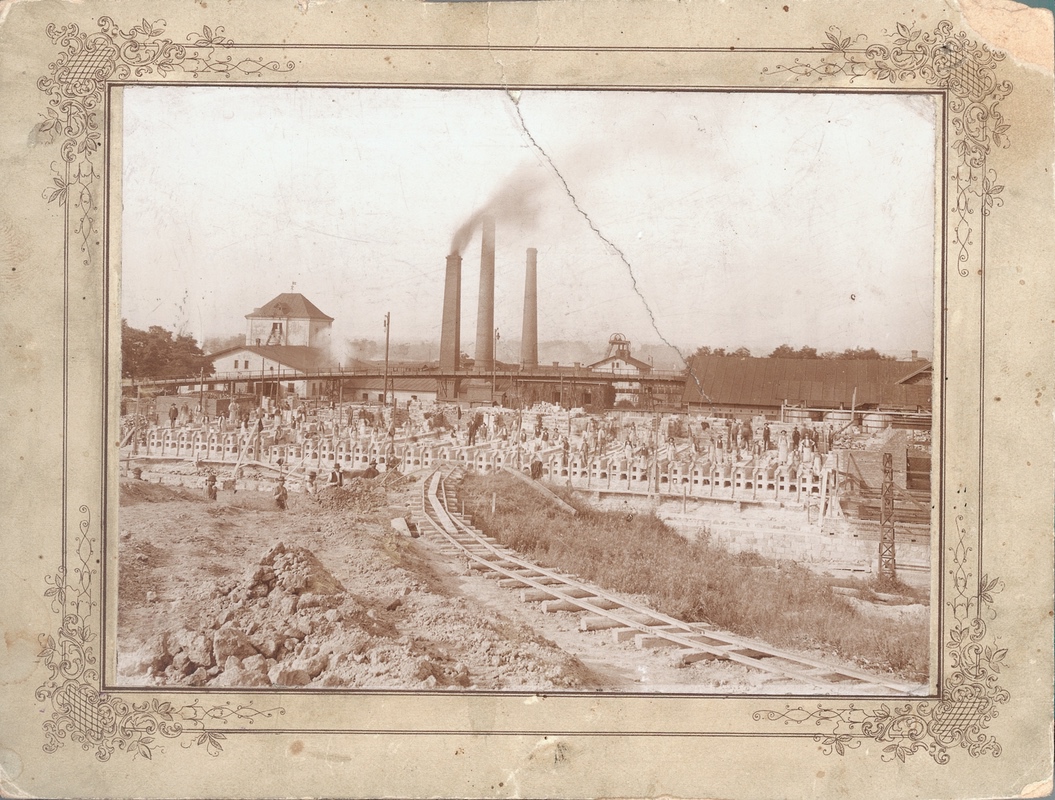První koksovací pec nechal postavit hrabě Jindřich Larisch-Mönnich v roce 1843. Ke zkvalitnění výroby došlo po zprovoznění dolu Jan v roce 1860, kdy rovněž došlo k rozšíření koksovny.