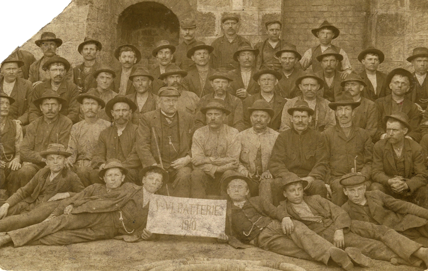 Pracovníci koksovny u dolu Jan na snímku z roku 1910