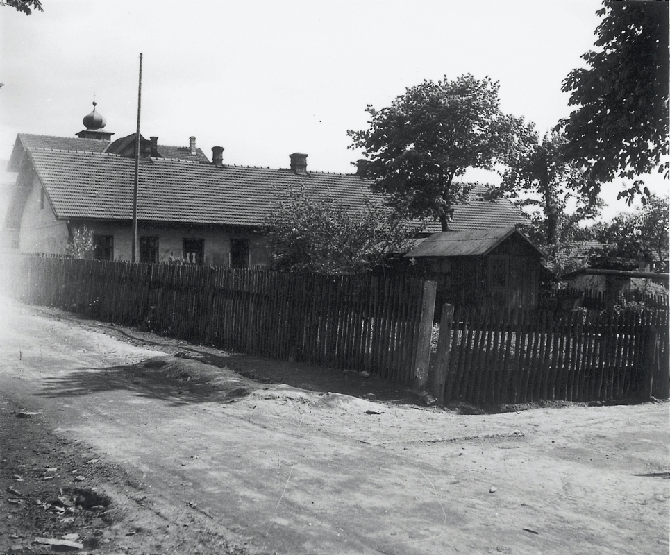 Bílá kolonie (Kolonie číslo VI, „Na šustym“). V pozadí Klášterní dívčí škola na Jindřišce.