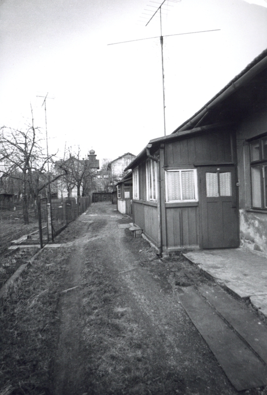 Bílá kolonie (Kolonie číslo VI, „Na šustym“). Vpravo dům čp. 413, v pozadí Kláštěrní dívčí škola na Jindřišce.