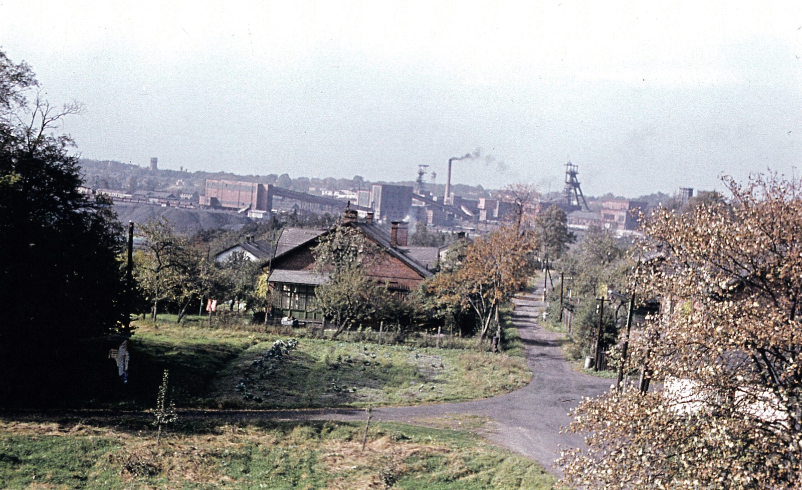Grauerova kolonie na ulici Hlubinské v roce 1968. V popředí dům č.p. 1279, v pozadí důl Doubrava (Autor: Miroslav Peřina, Zdroj: Spolek Stará Karviná = klik na obrázek)