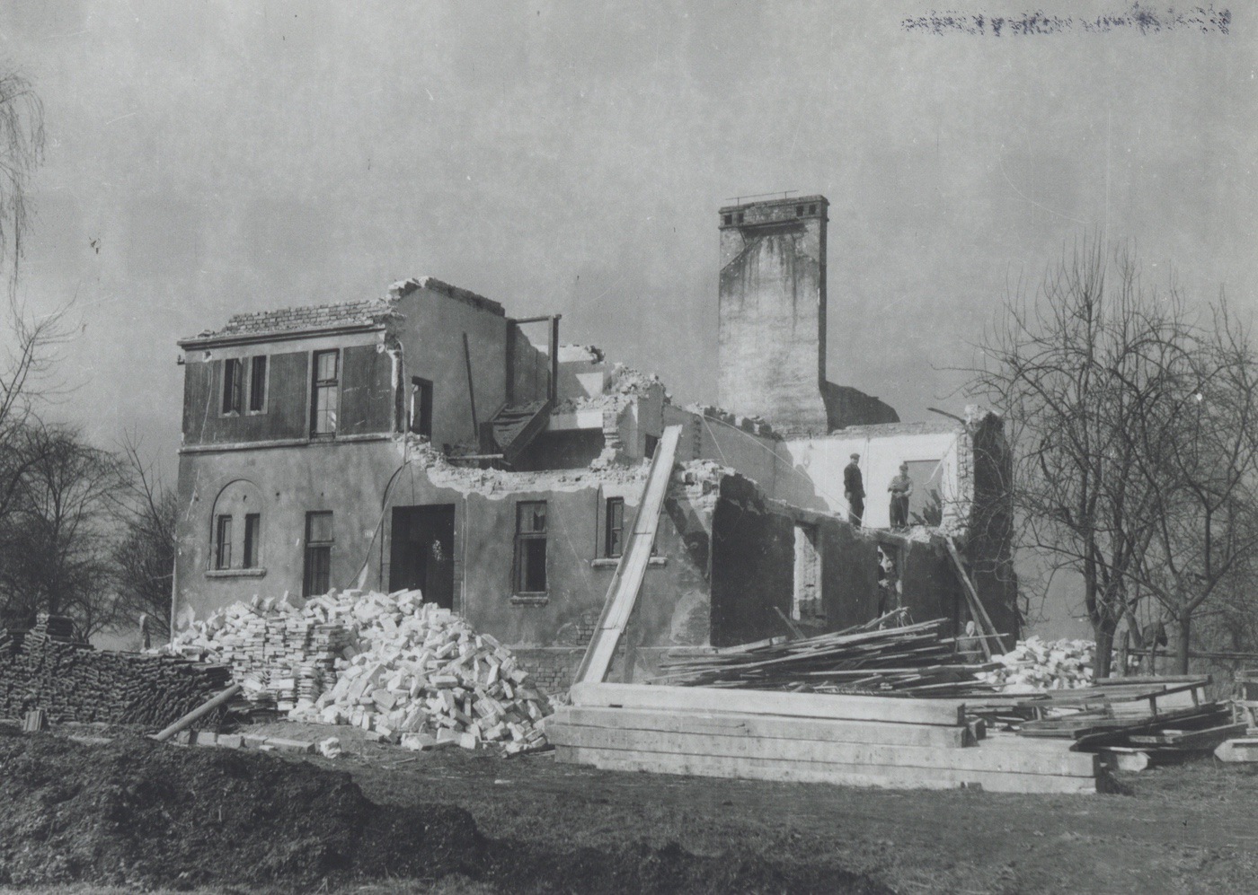 Demolice domu čp. 1416 v kolonii Jindřichův dvůr