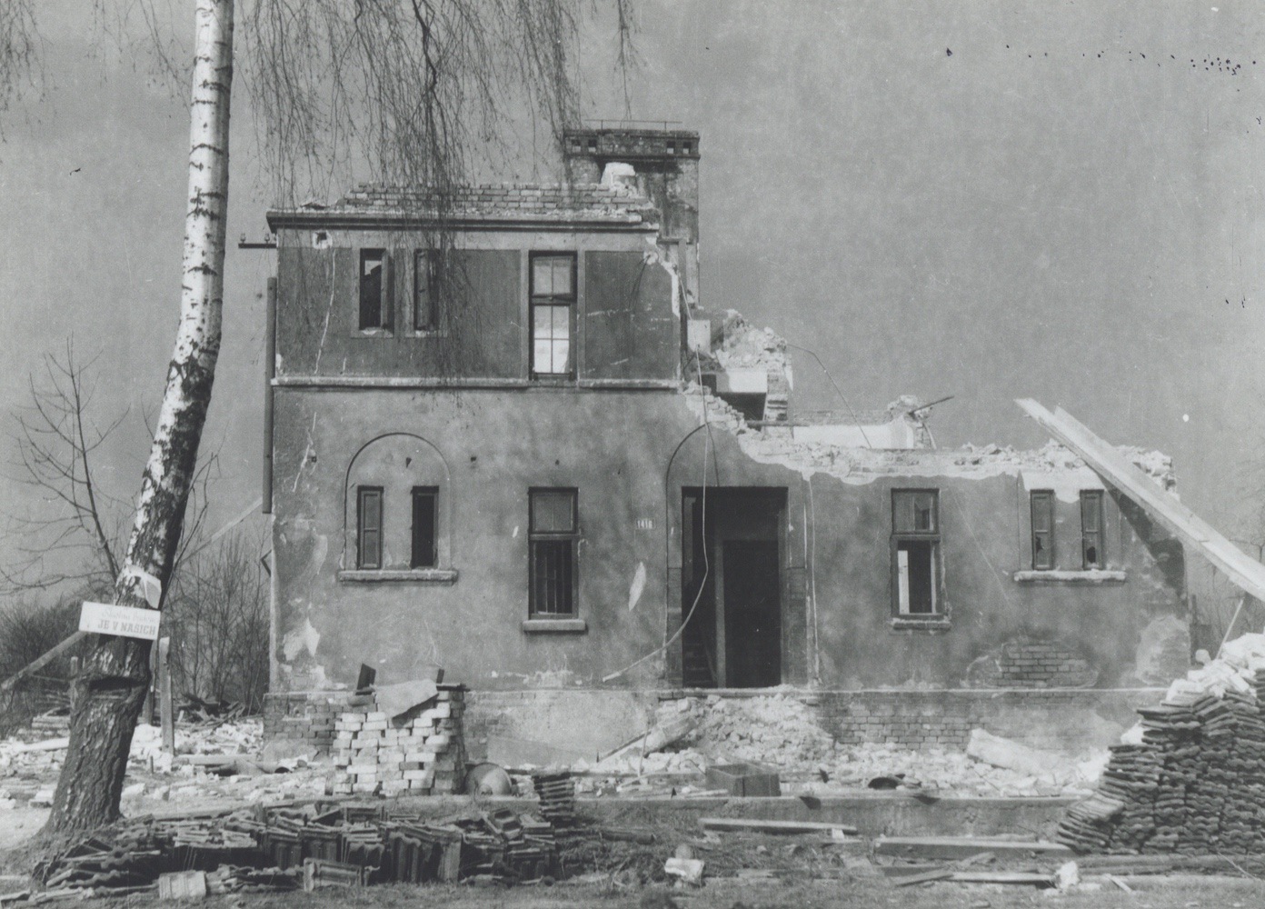 Demolice domu čp. 1416 v kolonii Jindřichův dvůr