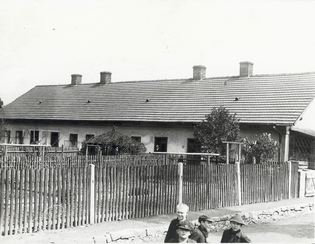 Fotografie osmibytového domu v kolonii Sovinec z meziválečného období