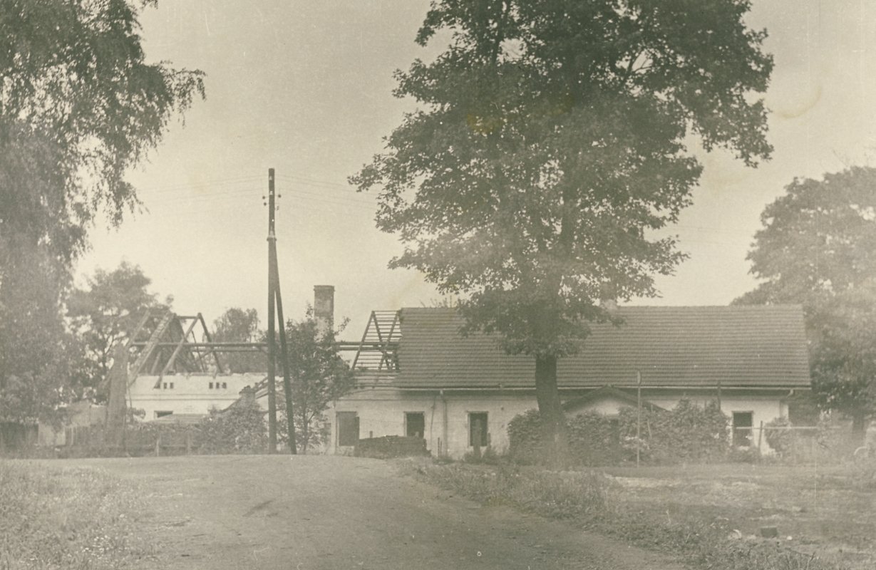 Začínající demolice domů v kolonii Sovinec (kolem roku 1960)