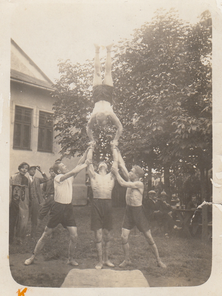 Členové dělnické tělovýchovné jednoty PFK Karvinná - Sovinec při cvičení (1926)