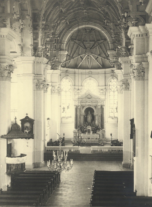 Mramorový hlavní oltář se sochou sv. Jindřicha. (Fotografie Jana Wałoszka kolem roku 1935, Státní okresní archiv Karviná, 631/2)