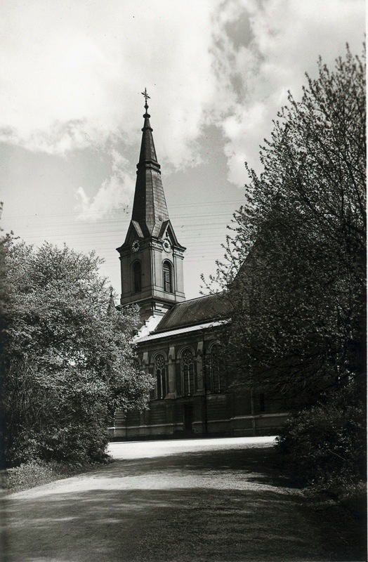 Kostel sv. Jindřicha, boční pohled. (Fotografie karvinského fotografa R. Kristena kolem roku 1940, Státní okresní archiv Karviná, 635/2)