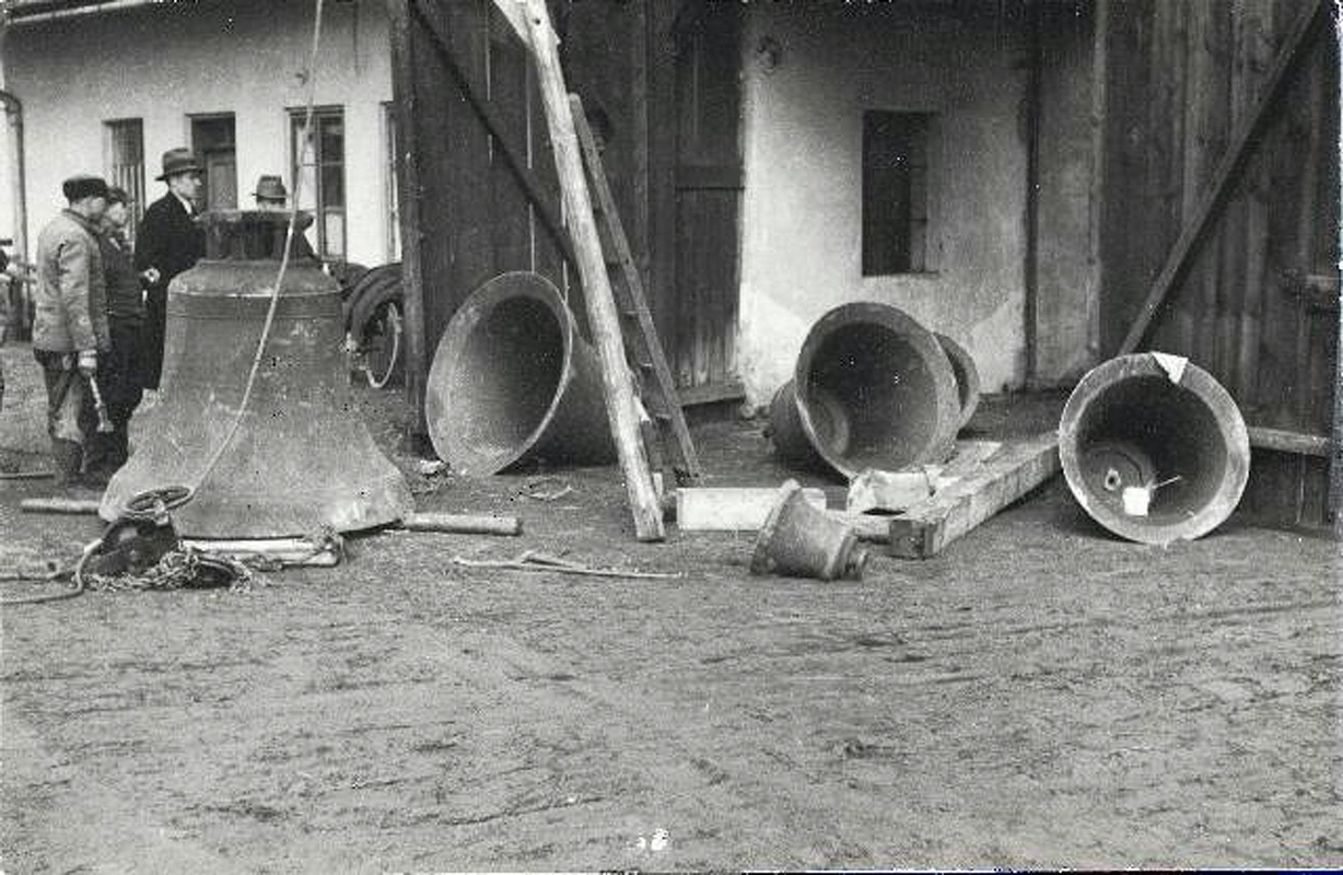 Válečná rekvizice zvonů. Snesení zvonů z Nového kostela 27. března 1942