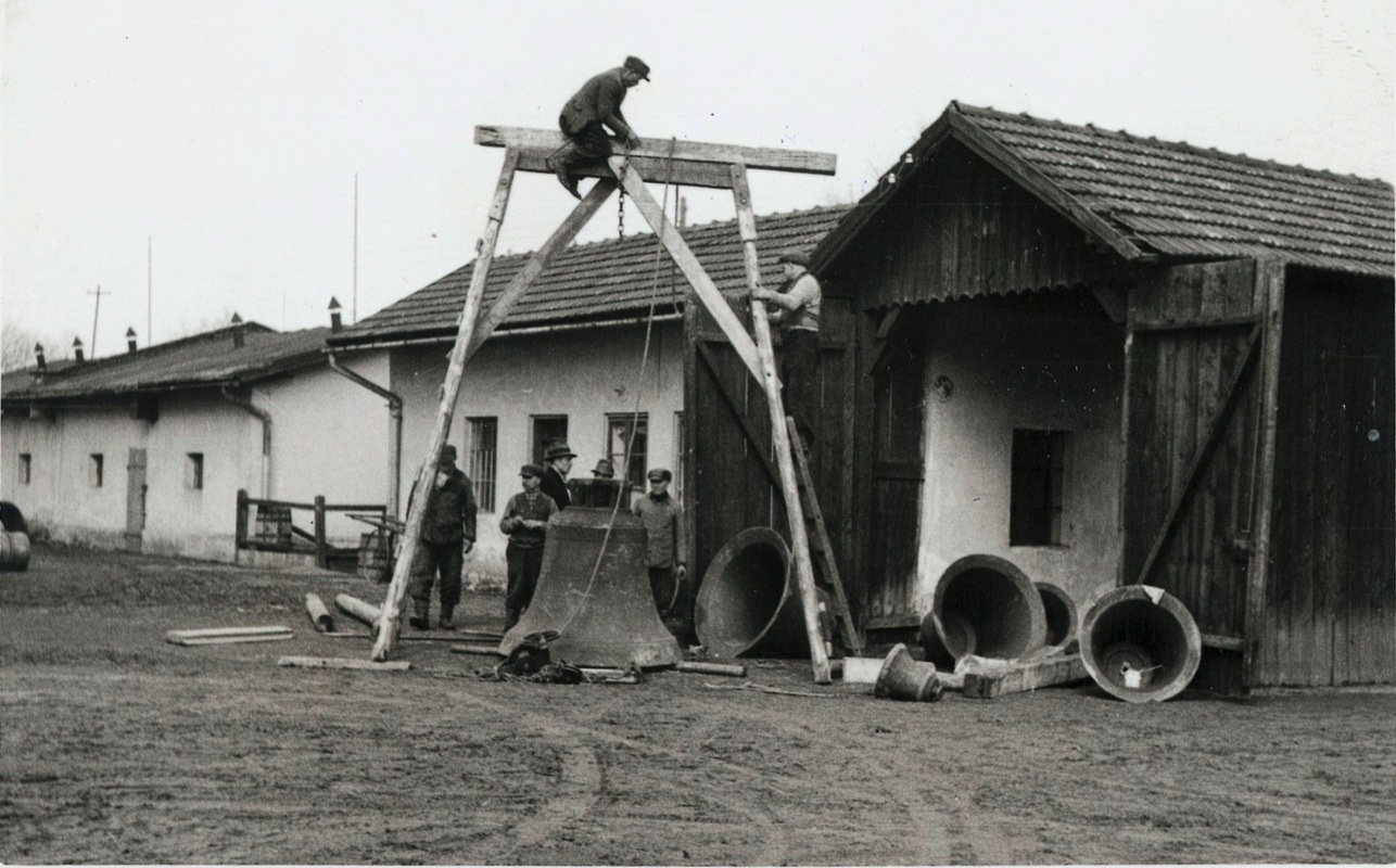 Válečná rekvizice zvonů. Snesení zvonů z Nového kostela 27. března 1942. (Fotografie karvinského fotografa Jindřicha Minola z roku 1942, Státní okresní archiv Karviná,  639/5)