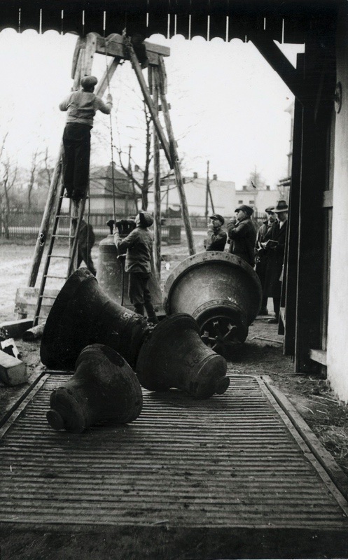 Válečná rekvizice zvonů. Snesení zvonů z Nového kostela 27. března 1942. (Fotografie karvinského fotografa Jindřicha Minola z roku 1942, Státní okresní archiv Karviná,  639/9)