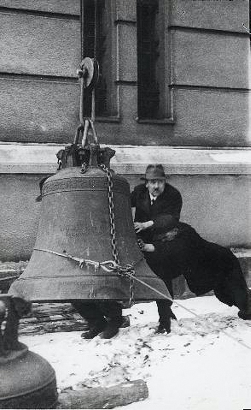 Válečná rekvizice zvonů. Snesení zvonů z Nového kostela 27. března 1942