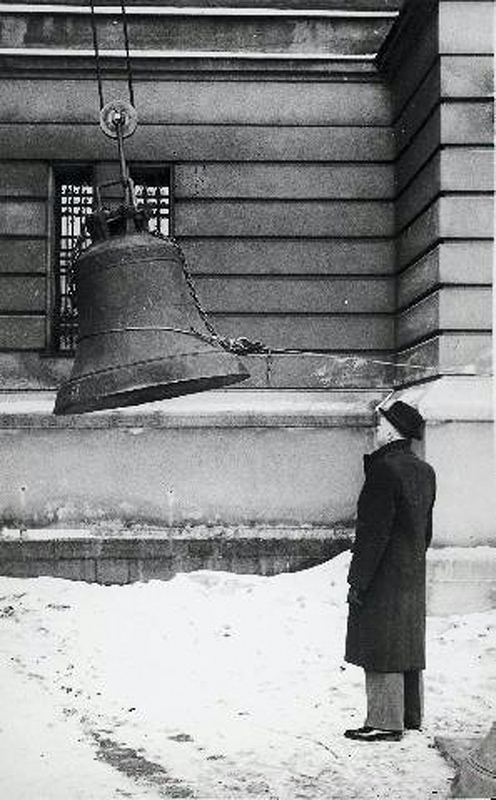 Válečná rekvizice zvonů. Snesení zvonů z Nového kostela 27. března 1942