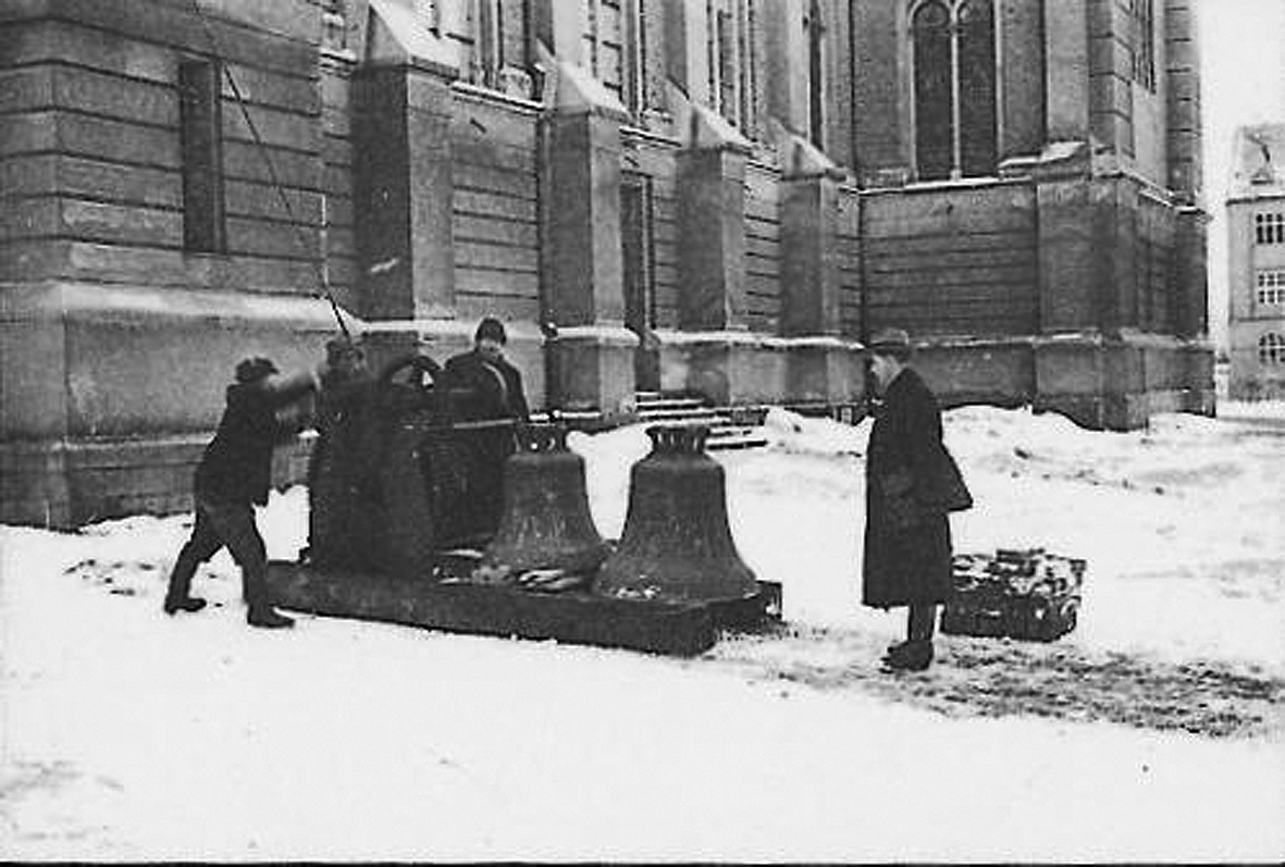 Válečná rekvizice zvonů. Snesení zvonů z Nového kostela 27. března 1942