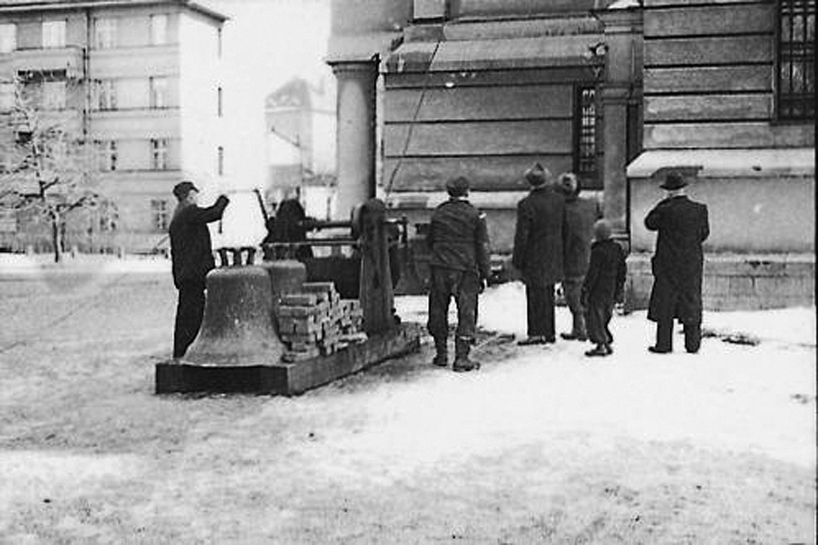 Válečná rekvizice zvonů. Snesení zvonů z Nového kostela 27. března 1942
