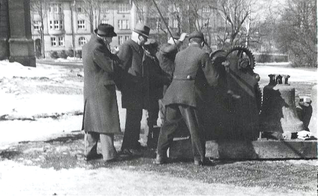 Válečná rekvizice zvonů. Snesení zvonů z Nového kostela 27. března 1942