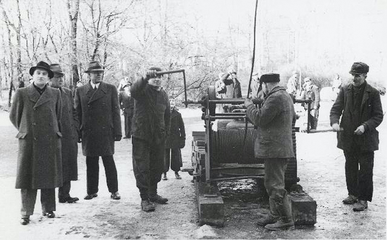 Válečná rekvizice zvonů. Snesení zvonů z Nového kostela 27. března 1942