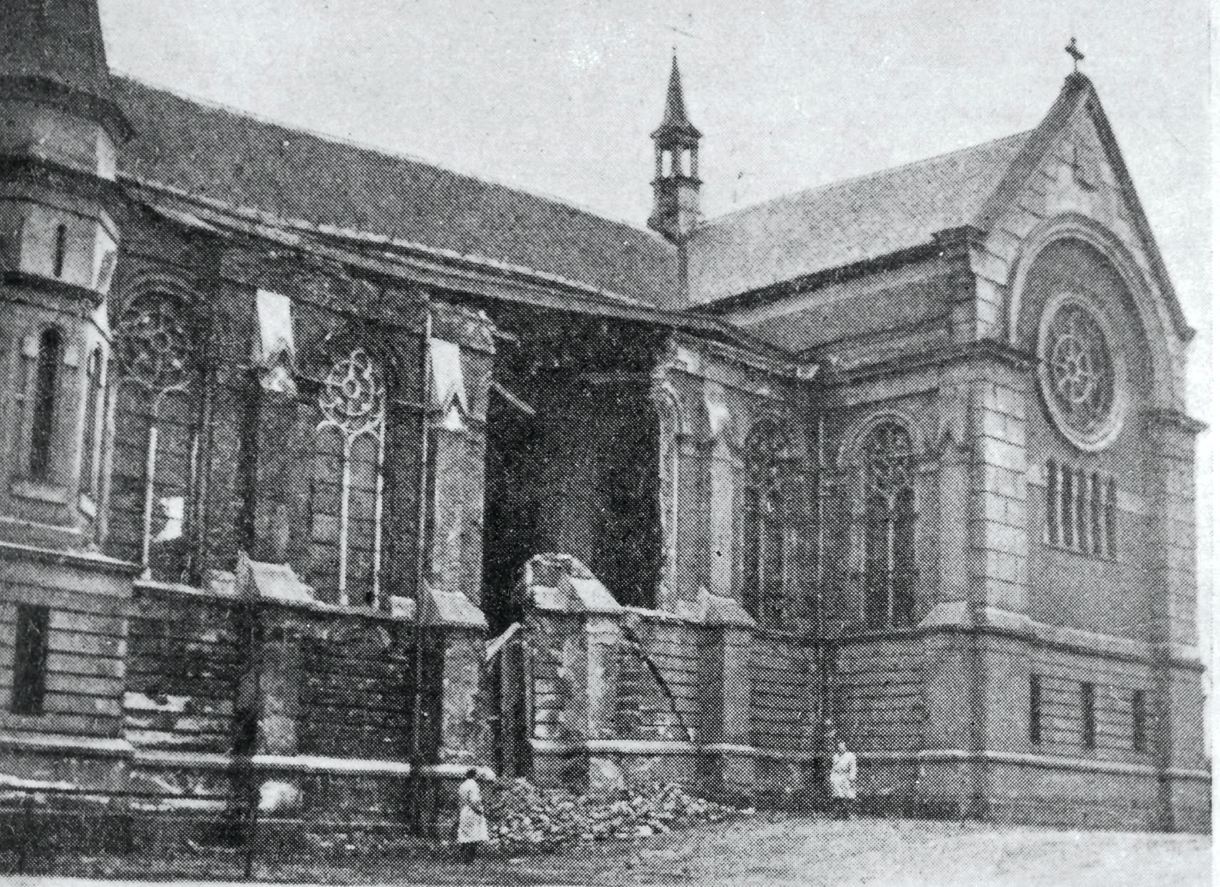 Zborcení zdiva kostela sv. Jindřicha