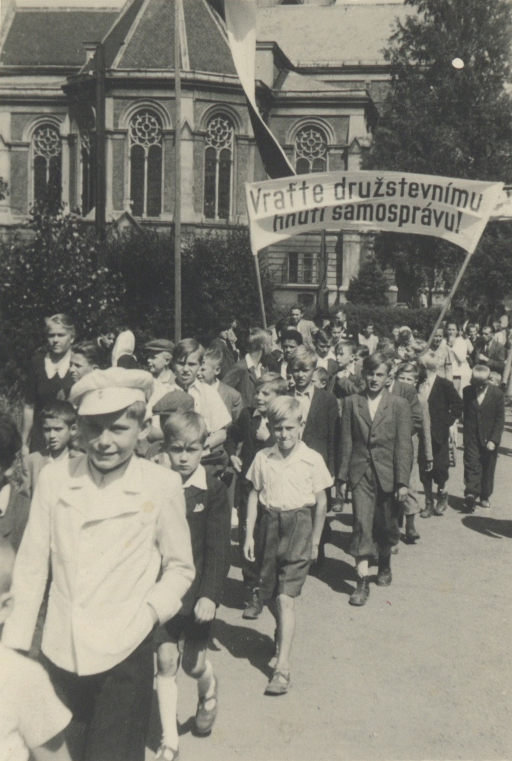 Průvod v blízkosti kostela sv. Jindřicha 3. 8. 1947 (se svolením p. Osvalda Wytrzense, ze soukromé sbírky)