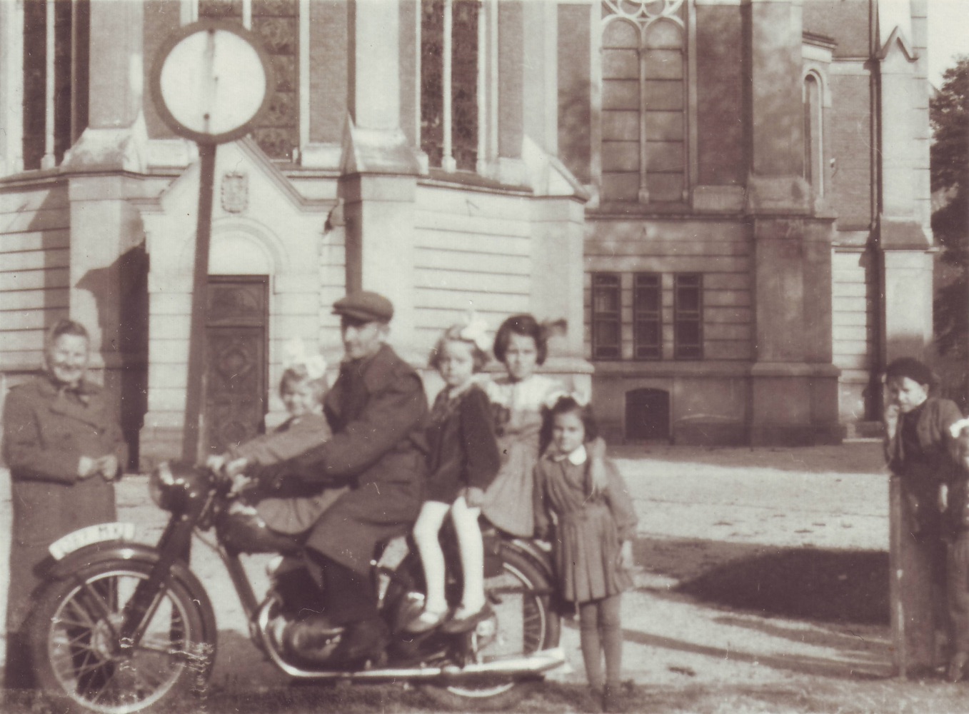 Momentka ze života... Na motocyklu před kostelem sv. Jindřicha. (S laskavým svolením p. Babčinské, z rodinné sbírky)